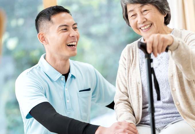 介護スタッフが利用者さまに寄り添う様子