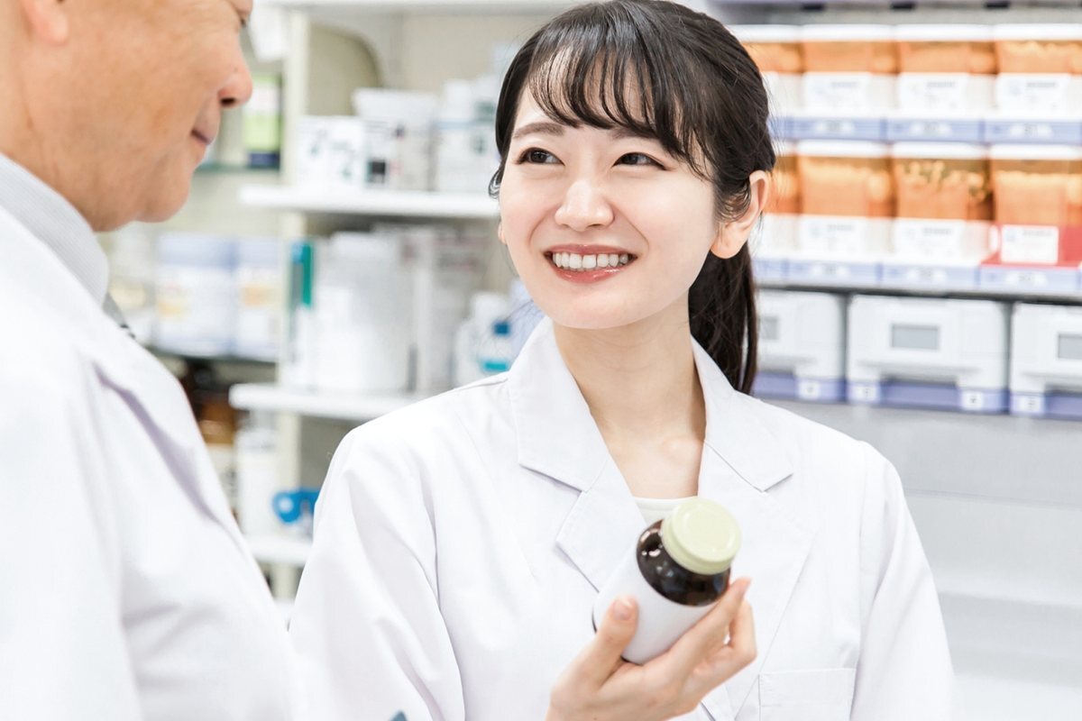薬剤師が患者さまにお薬を説明している様子